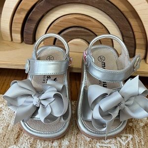 Mooshu Ready Set Bow Toddler Sandals, in Gray, size 5 (worn once photo shoot)